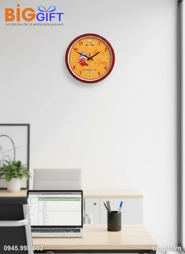 Đồng hồ treo tường in logo An Vi&ecirc;n trong kh&ocirc;ng gian ph&ograve;ng kh&aacute;ch