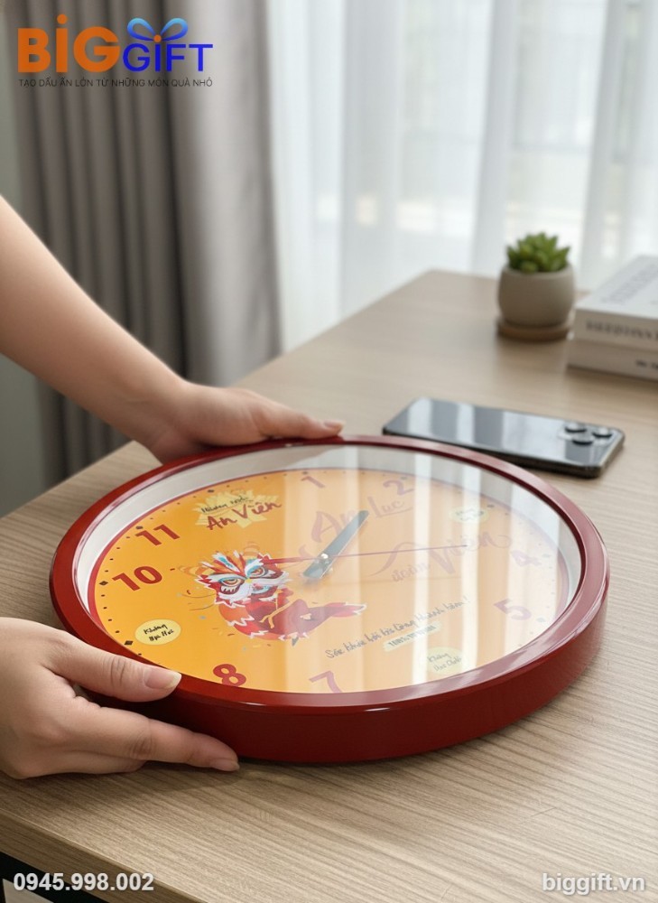 Logo An Vi&ecirc;n in nổi bật tr&ecirc;n nền đồng hồ