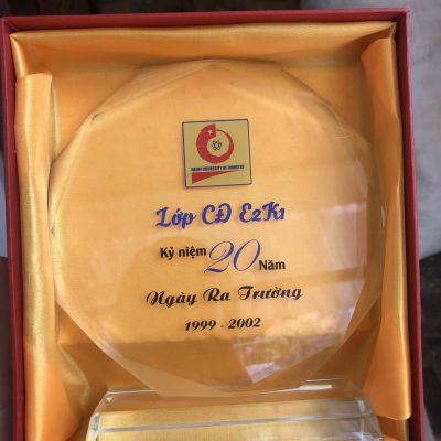 Ảnh nguồn biểu trưng bát giác nội dung họp lớp trong hộp đỏ lót vàng