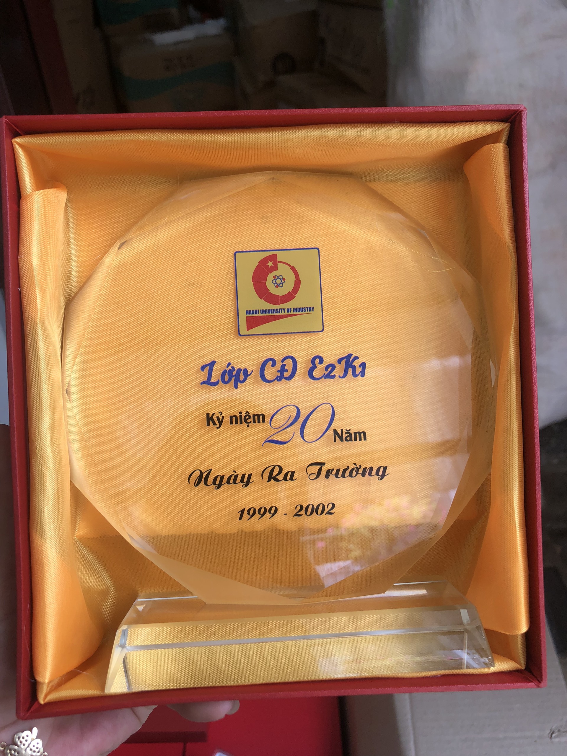Ảnh nguồn biểu trưng bát giác nội dung họp lớp trong hộp đỏ lót vàng