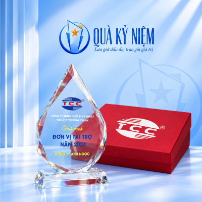 Biểu trưng pha lê giọt nước mẫu 21 cạnh hộp đỏ TCC trên nền Quà Kỷ Niệm