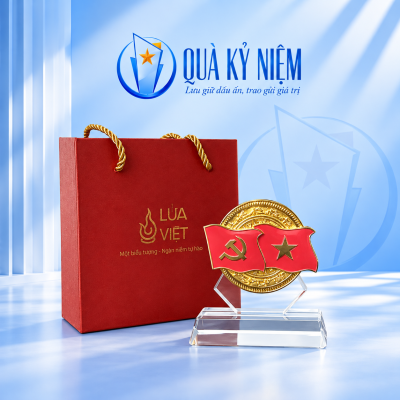 Biểu trưng Lửa Việt hai lá cờ đỏ trên mặt tròn màu vàng, đế trong suốt và túi đỏ trên nền Quà Kỷ Niệm