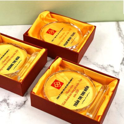 Ảnh nguồn nhiều biểu trưng mặt trời có tên riêng trong từng hộp đỏ lót vàng