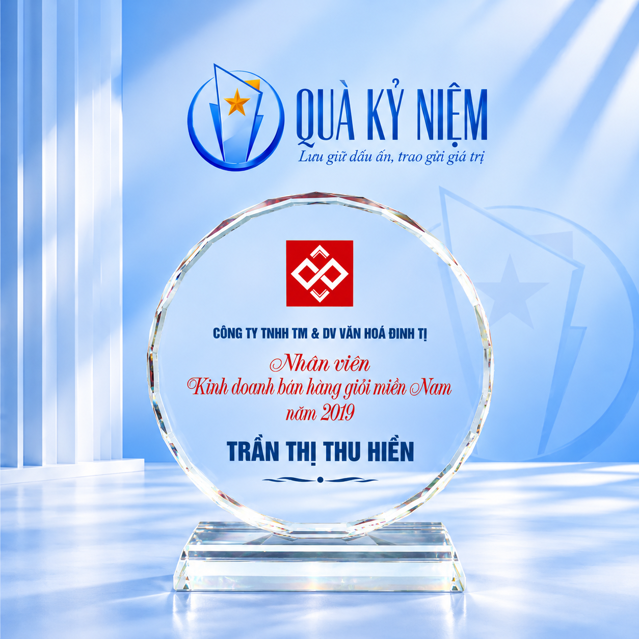 Biểu trưng pha lê mặt trời phi 15 với đế trong suốt trên nền Quà Kỷ Niệm