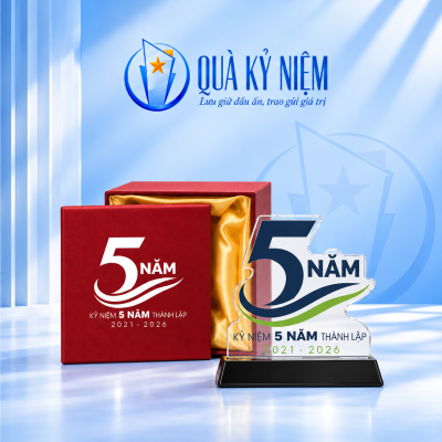 Biểu trưng số 5 màu xanh đậm, đế đen và hộp đỏ trên nền Quà Kỷ Niệm
