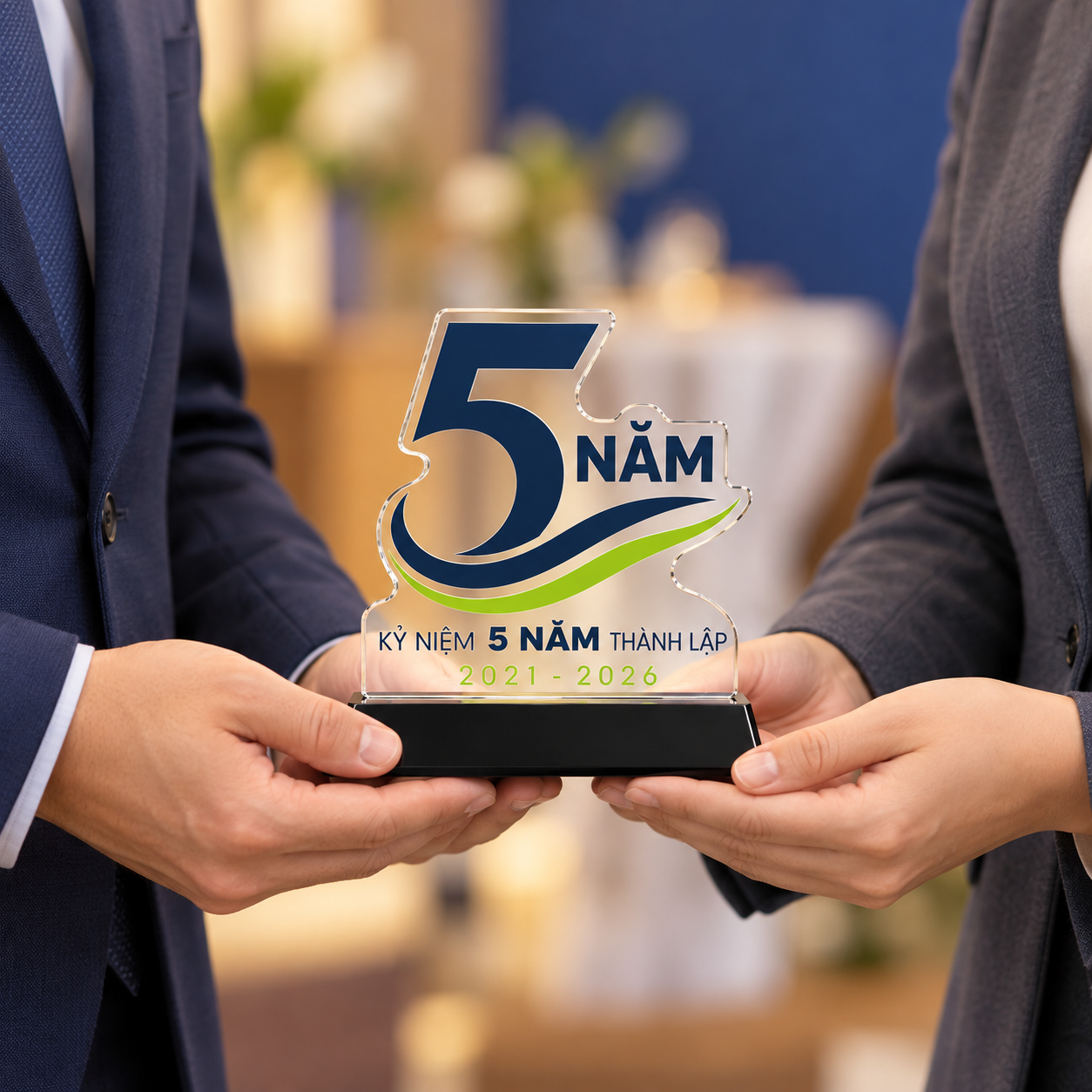 Minh họa hai người trao biểu trưng số 5 đế đen trong bối cảnh sự kiện doanh nghiệp