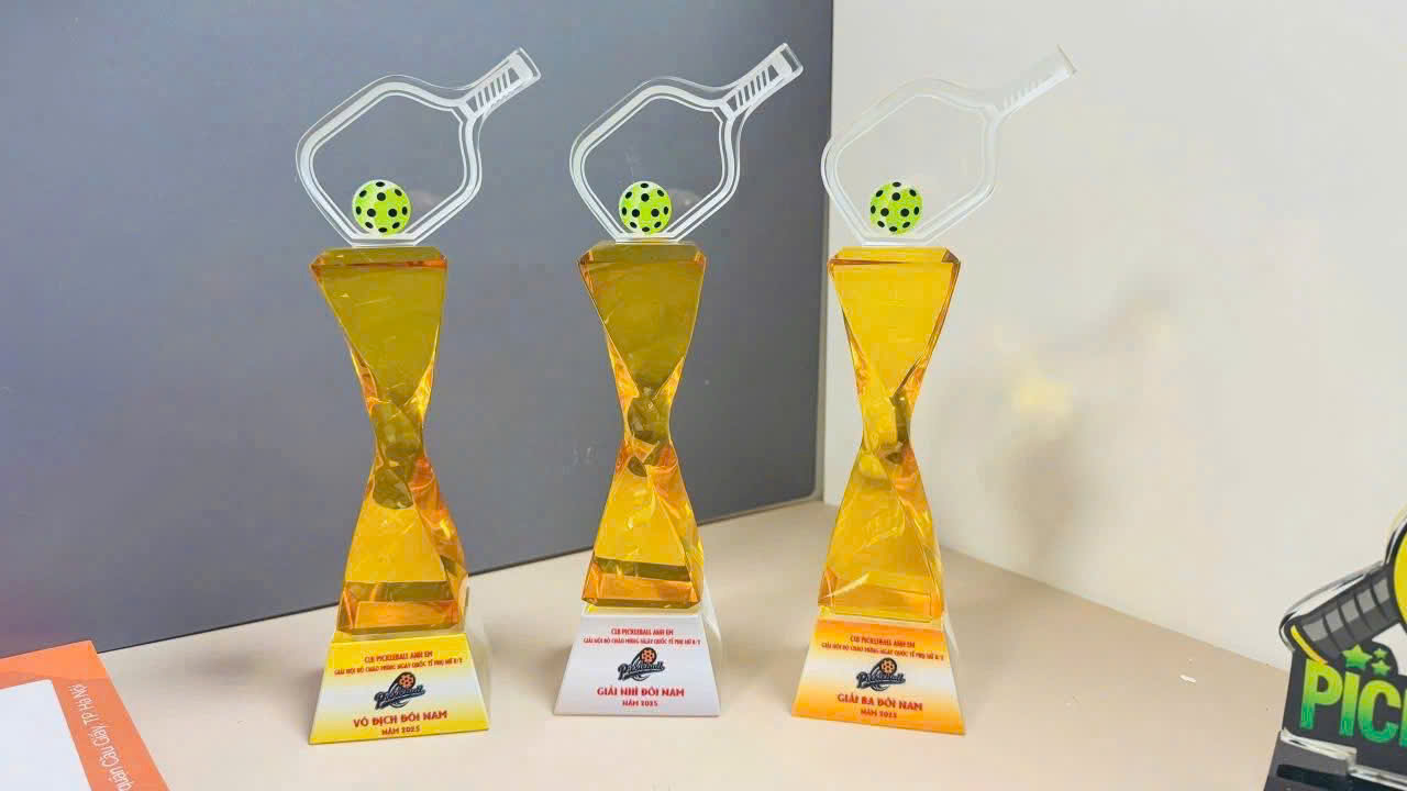Ảnh nguồn nhiều cúp pickleball thân vàng có nội dung hạng giải khác nhau trên đế