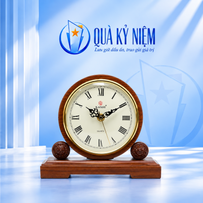 Đồng hồ gỗ mẫu 07 mặt số La Mã, hai họa tiết tròn và chân đế ngang trên nền Quà Kỷ Niệm