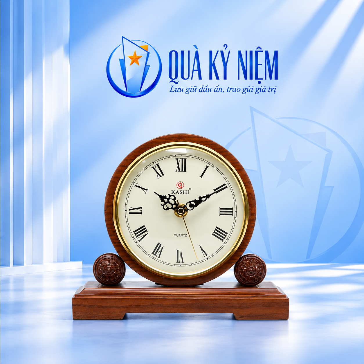 Đồng hồ gỗ mẫu 07 mặt số La Mã, hai họa tiết tròn và chân đế ngang trên nền Quà Kỷ Niệm