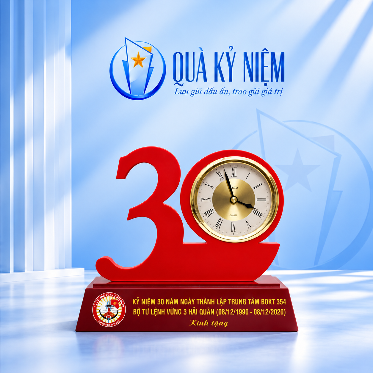 Đồng hồ mica số 30 đỏ, viền đồng hồ vàng và đế đỏ sẫm trên nền Quà Kỷ Niệm
