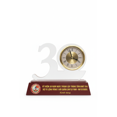Phương án đồng hồ mica số 30 mặt trắng, đế đỏ sẫm trong cùng bộ ảnh nguồn