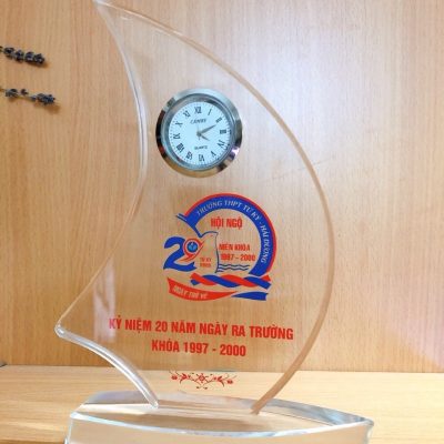 Ảnh nguồn đồng hồ pha lê cánh buồm với nội dung hội ngộ và niên khóa trên mặt trong suốt