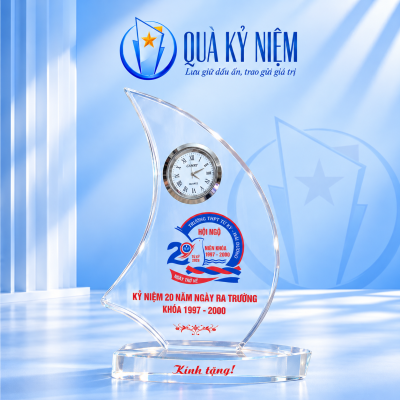 Đồng hồ pha lê cánh buồm đế thuôn trong suốt trên nền Quà Kỷ Niệm