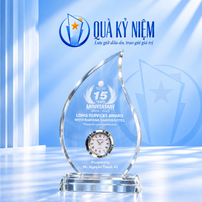 Đồng hồ pha lê ngọn lửa mẫu 20 có đế trong suốt trên nền Quà Kỷ Niệm