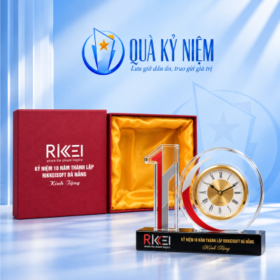 Đồng hồ pha lê số 10 họa tiết đỏ bạc, đế đen cùng hộp đỏ trên nền Quà Kỷ Niệm