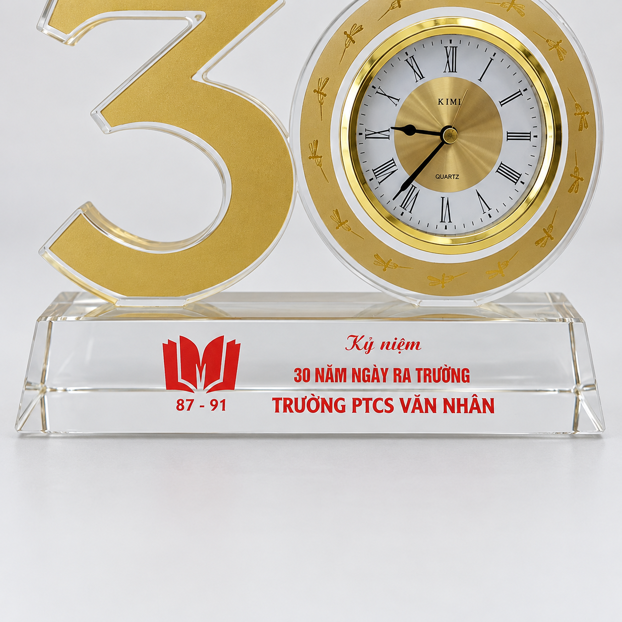 Chi tiết minh họa bố cục biểu tượng và lời kỷ niệm trên chân đế đồng hồ số 30