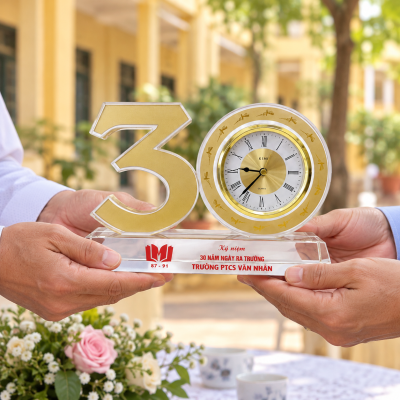 Minh họa hai người trao đồng hồ số 30 vàng trong không gian hội khóa tại trường