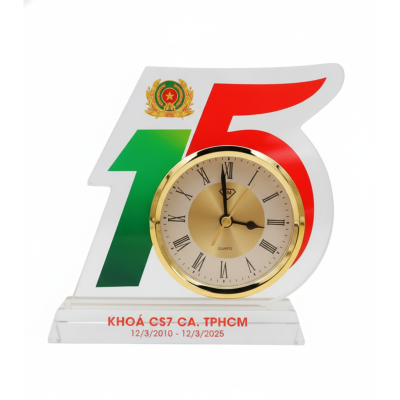 Ảnh nguồn mẫu đồng hồ số 15 đỏ xanh với biểu trưng trên số 1 và hai dòng nội dung ở chân đế