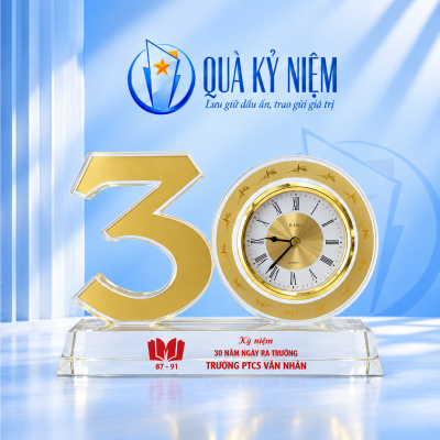 Đồng hồ thủy tinh số 30 màu vàng, mặt giờ La Mã và đế trong suốt trên nền Quà Kỷ Niệm