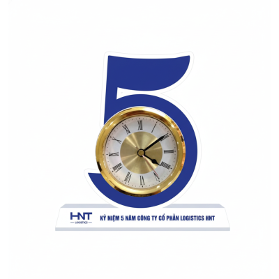 Ảnh nguồn mẫu đồng hồ số 5 xanh với logo HNT Logistics và dòng kỷ niệm 5 năm trên đế