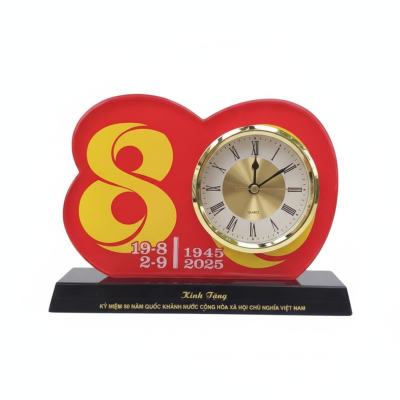 Ảnh nguồn đồng hồ số 80 nền đỏ với mốc thời gian trên thân và lời kính tặng trên đế đen