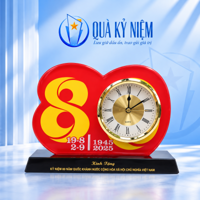 Đồng hồ thủy tinh số 80 đỏ vàng, mặt giờ La Mã và đế đen trên nền xanh Quà Kỷ Niệm