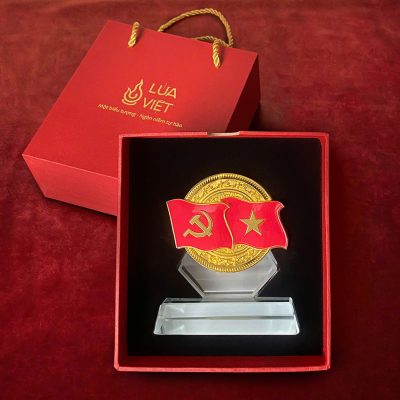 Biểu trưng Lửa Việt trong hộp đỏ lòng đen, bên cạnh túi đỏ có quai