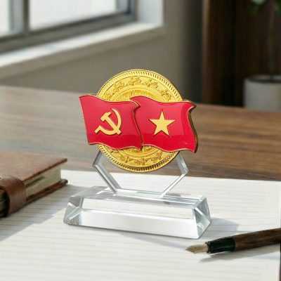Minh họa Biểu trưng Lửa Việt đặt trên bàn cạnh sổ và bút